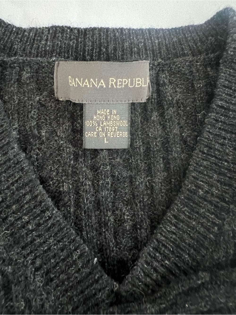 Banana Republic Lambwool Men's Dark Gray Cable V-Neck Sweater - Picture 4 of 6